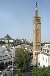 Image du Maroc Professionnelle de  Parmi les endroits les plus pittoresques de Casablanca, la Cité de Habous conçue par les architectes Auguste Cadet et Edmond Brion d’après l’ébauche d’un premier plan-masse dû à Albert Laprade. La construction n’avait commencé qu’après la première guerre mondiale. Situé près du Palais Royale, ce joyau architectural est le point de départ de la nouvelle médina de la ville, Mercredi 15 Juillet 1992. Au centre le minaret de La mosquée Ben Youssef. Le quartier des Habous fait partie du patrimoine architectural de Casablanca (Photo / Abdeljalil Bounhar)